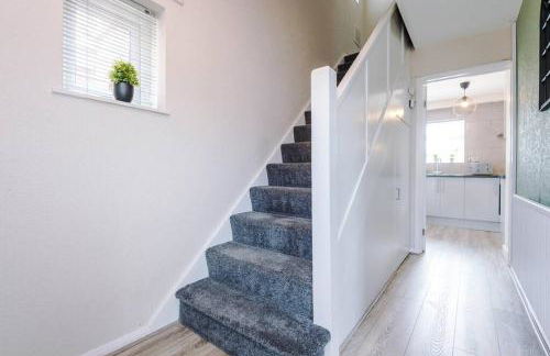 Cheerful 3 bedroom home with parking near Chester - Photo 47