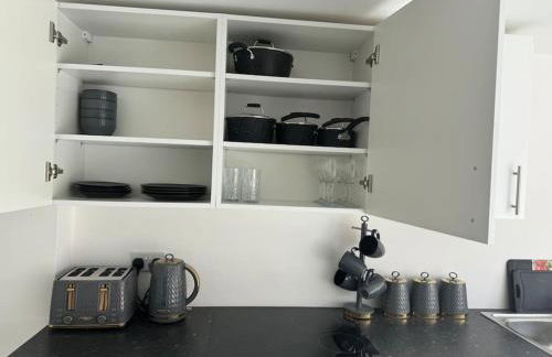 Perfect 1 Bed Apartment Sleeps 5 1 Kingsize bed 1 double Sofabed & Foldable Single bed Free Parking Wifi good transport network shopping Holiday Makers Families Contractors in North London - Photo 8