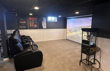 Ankenys Best Hot tub Theatre Room Game Room - Foto 1