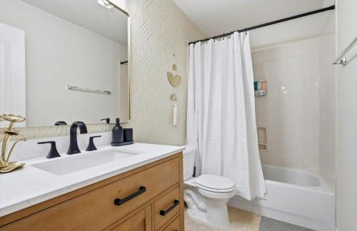 4BR w Pool Cinema Room, Mini Golf & EV - Photo 26