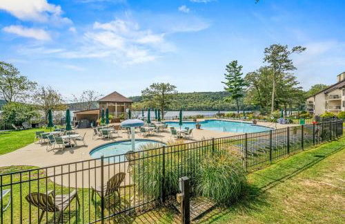 Epic Views and Pool Access! Gem on Big Boulder Lake - Foto 26