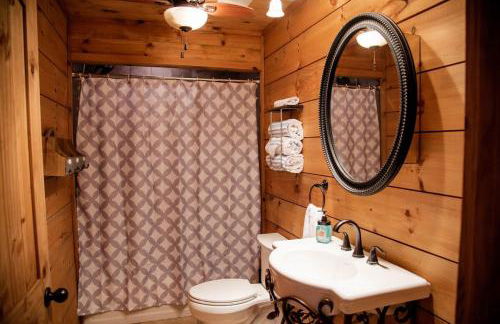 Southern Comfort Retreat with a private hot tub - Foto 40