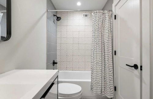 Chic & Stylish 1BR Retreat near Zilker Park - Photo 16