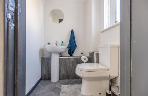 Modern 3 Bed House-Free Parking-by Holiday Homes - Foto 53