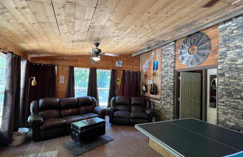 Rustic Mountaintop Cabin on small farm with WiFi - Foto 15