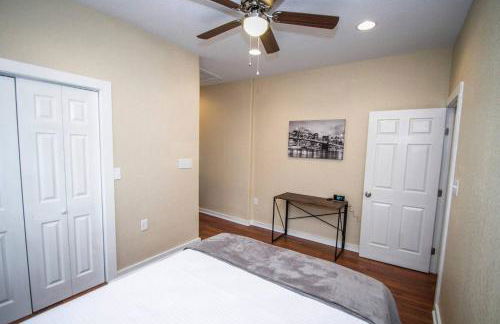 Hackberry St #A Renovated 2BR/2BA Near Downtown - Foto 40