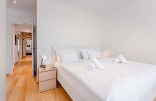 Modern 2BDR Apartment - Business Zone - Free Garage Parking - Photo 13