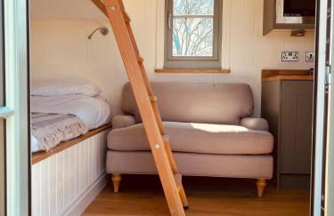 Luxury Shepherds Hut near Glamorgan Coast - Photo 8