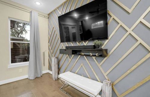 Gray Lux Hse 3BR 3 and half Ba MedCenter DownTWN HotTub - Photo 71