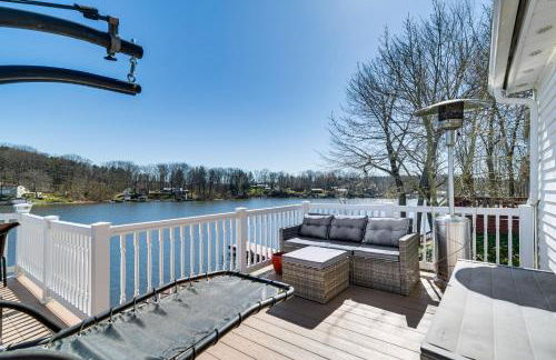 Waterfront Wolcott Vacation Rental with Deck and Views - Foto 24