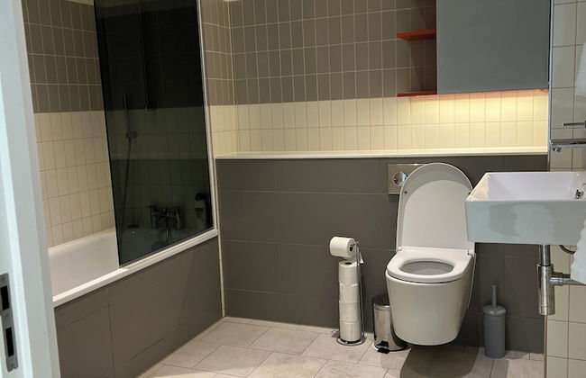 Delightfully Spacious Bright 2bedroom - Photo 11