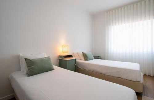 Bright & Spacious Villa by Beach - Photo 30