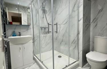 2BR Bungalow with Parking - Sunbeam Haven - Foto 42