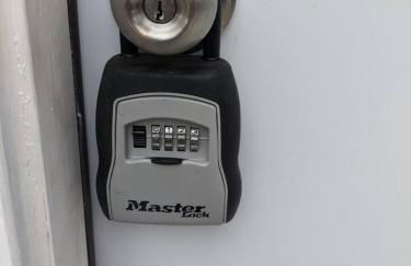 NARVAEZ BRIGHT & SPACIOUS - Private room, bathroom, entrance near light rail - Foto 6