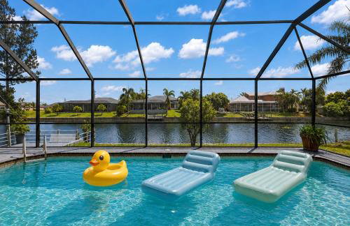 Waterfront Escape with Wild Owl Charm, Heated Pool & Pet-Friendly - Foto 1