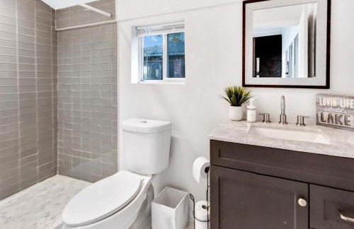 Lakefront Luxe 6BR 4B Home with Pool & Hot Tub - Foto 30