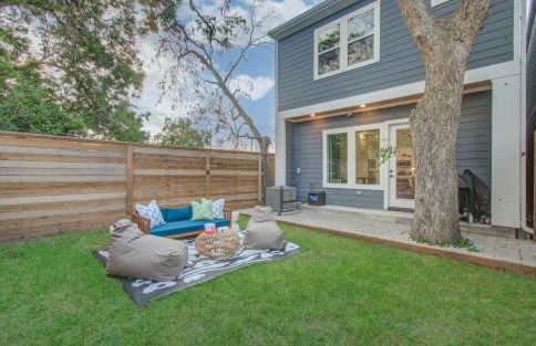 Houston Entertainment Haven - Photo 11