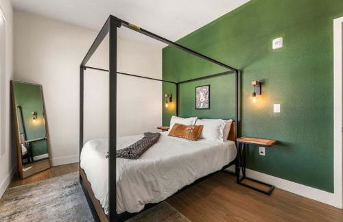 Stylish 2BD Haven with Scenic DTLA Views and Parking - Foto 4