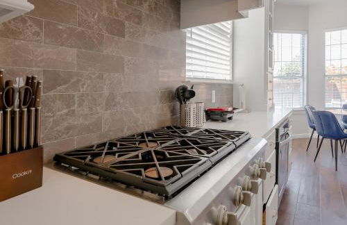 Glamorous Mansion w Private Pool and Cinema Room - Photo 12