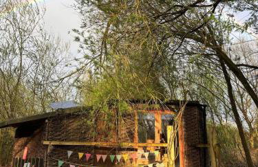 Kingfisher Riverside Glamping with private hot tub - Foto 1