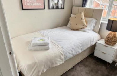 Spacious 3-Bed Home Near M1, Sky TV & Netflix Included 2x Parking Spaces Garden Fast Wifi Contractors Travellers Relocators Leisure Welcome - Foto 11
