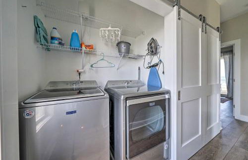 Beachfront Oasis with 2 Large Decks, BBQ and Views! - Foto 11