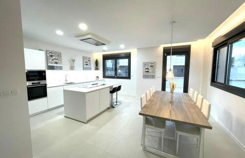 Lujosa casa en primera línea playa increibles vistas mar - Foto 26