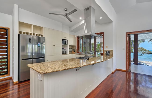 Reeflections Beachfront Holiday House - Photo 8