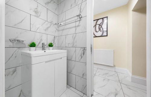 Lovely 4-BR Home In Leyton - Sleeps 14, Near Tube, Arcade, 100inchTV - Foto 29