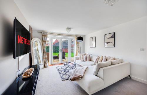 Stunning Detached House with Driveway Parking, Office Room, Self-Check-In, Fast WiFi and Smart TV with Sky and Netflix by Yoko Property - Photo 25