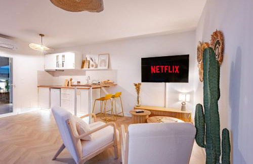 Suite Bali de 45m2 - Idéal couple - Chambre séparée - Jacuzzi baignoire balnéo - Sauna - Clim réversible - Netflix - Piscine accès partagé avec la petite copro - Bouteille de champagne offerte dès 2 nuits - Foto 6