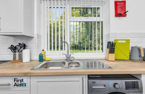 Elegant 3 Bedroom Detached House By Your Lettings Short Lets & Serviced Accommodation Peterborough With Free WiFi & Parking - Foto 12