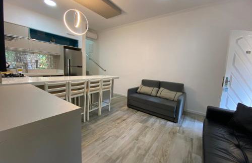 Fabuloso flat 241, Amarílis, Riviera de São Lourenço 3 Piscinas climatizadas carregador veiculo eletrico 2 quartos sendo uma suíte internet 500mb Adega, cozinha equipada completa, serviço de praia fim de semana limpeza trocas de toalhas, - Foto 15