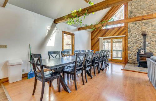 Shady Point Retreat with Hot Tub and Pickleball! - Foto 7