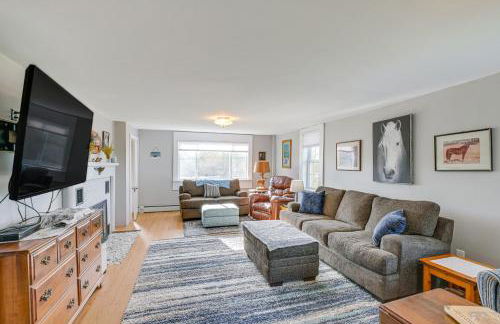 Cherryfield Home with Decks On Historic Horse Farm - Foto 1