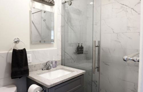 Newly Renovated - Minutes from the City - Foto 8