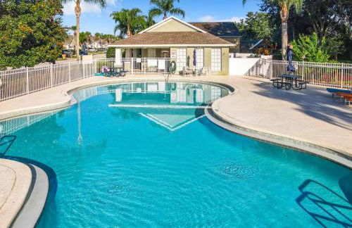 Spacious family home w pool & game room - Photo 112