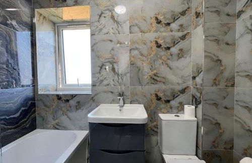 Brand New, Immaculate 3 Bed 3 Shower room House - Foto 17