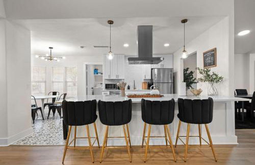 Spacious 6 Bed House near Airport, Pet-Friendly, Close to AFB - Photo 7