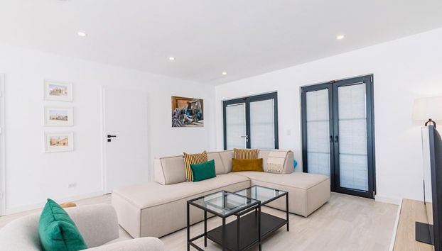 Brand NEW 3br2ba Villa With Pool in Great Location - Foto 4, Habitación