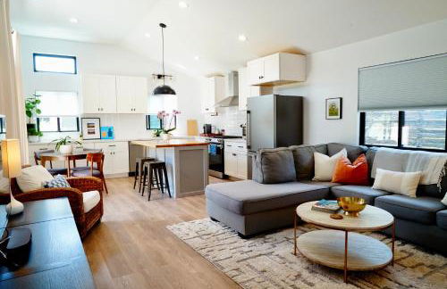 Private Family Friendly Guest Home - Photo 16