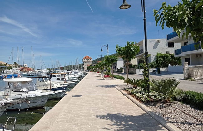 Coastal Apartment - Sleeps 6, Balcony & Parking - Foto 48