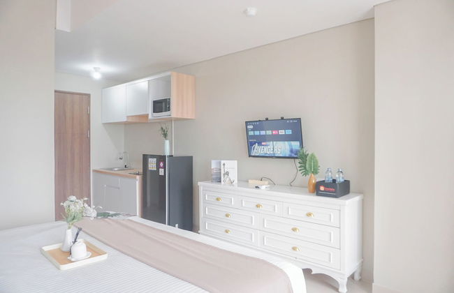 Homey Living and Well Designed Studio Room at Royal Sentul Park Apartment - Foto 3