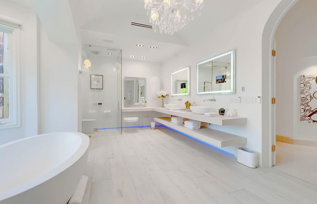 Carolwood - Modern Tuscan Villa With Rolling Lawns and Loggia in Holmby Hills - Photo 38