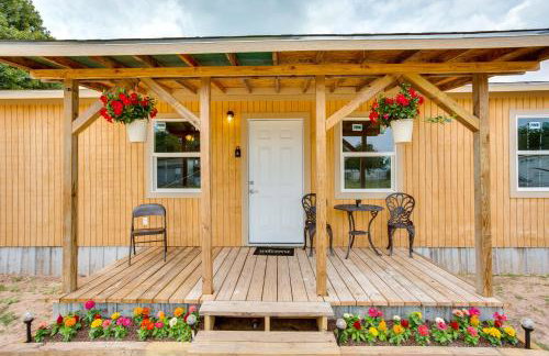 Thackerville Getaway with Porch - Near WinStar! - Foto 2