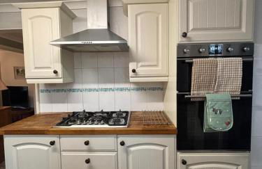 Alverstoke Manor - family home with pool table - Photo 33