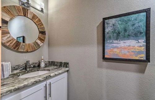 Upscale Riverfront Home with Beach and Fire Pit! - Foto 32