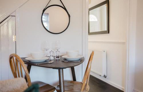 Corner House - Bright 2 Bed in Cheltenham - Photo 3