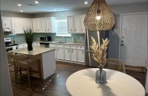 Cozy 2BR with King Bed 3 min to Beach - Foto 3