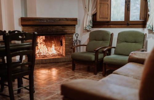 CASERIO INAZARES - CASAS DE MONTAÑA CON CHIMENEA Y NIEVe - Foto 13